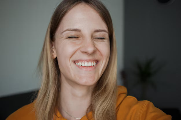 files/girl-yellow-sweater-laughs_563818-3446.avif